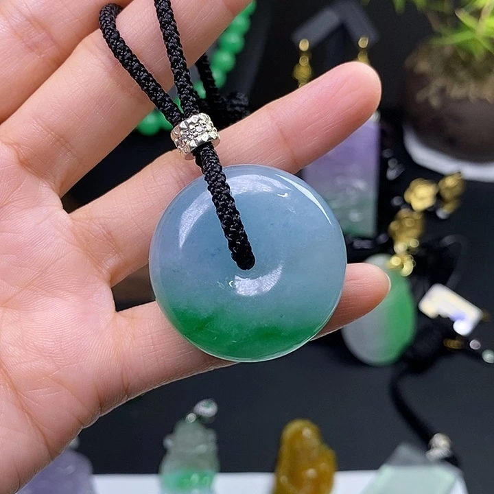 翡翠未镶嵌吊坠(赠链)