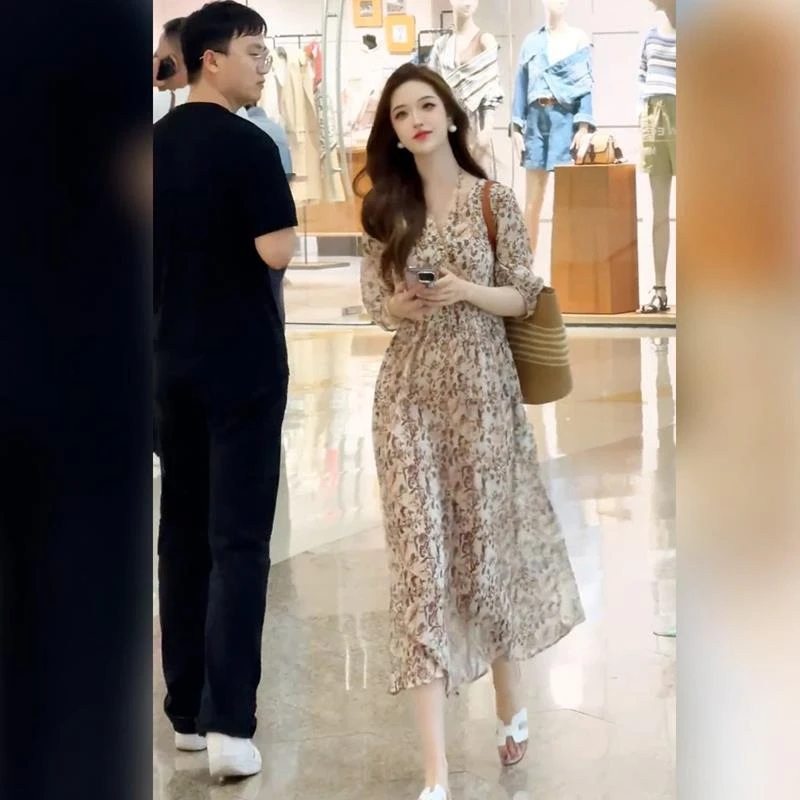 2025新款今年流行爆款高级感上流社会气质小个子碎花连衣裙女夏季