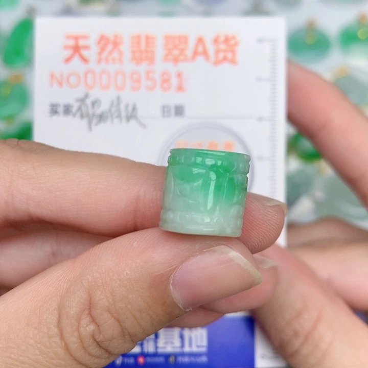 翡翠未镶嵌颈饰路路桶