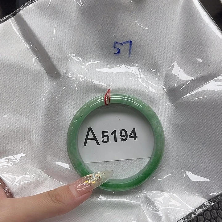 翡翠手镯未镶嵌默认微瑕