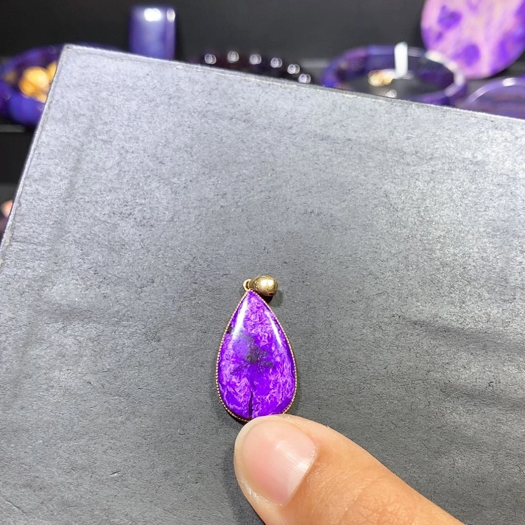 苏纪石（舒俱来）18K金镶嵌南非舒俱来皇家紫丝绒水滴吊坠