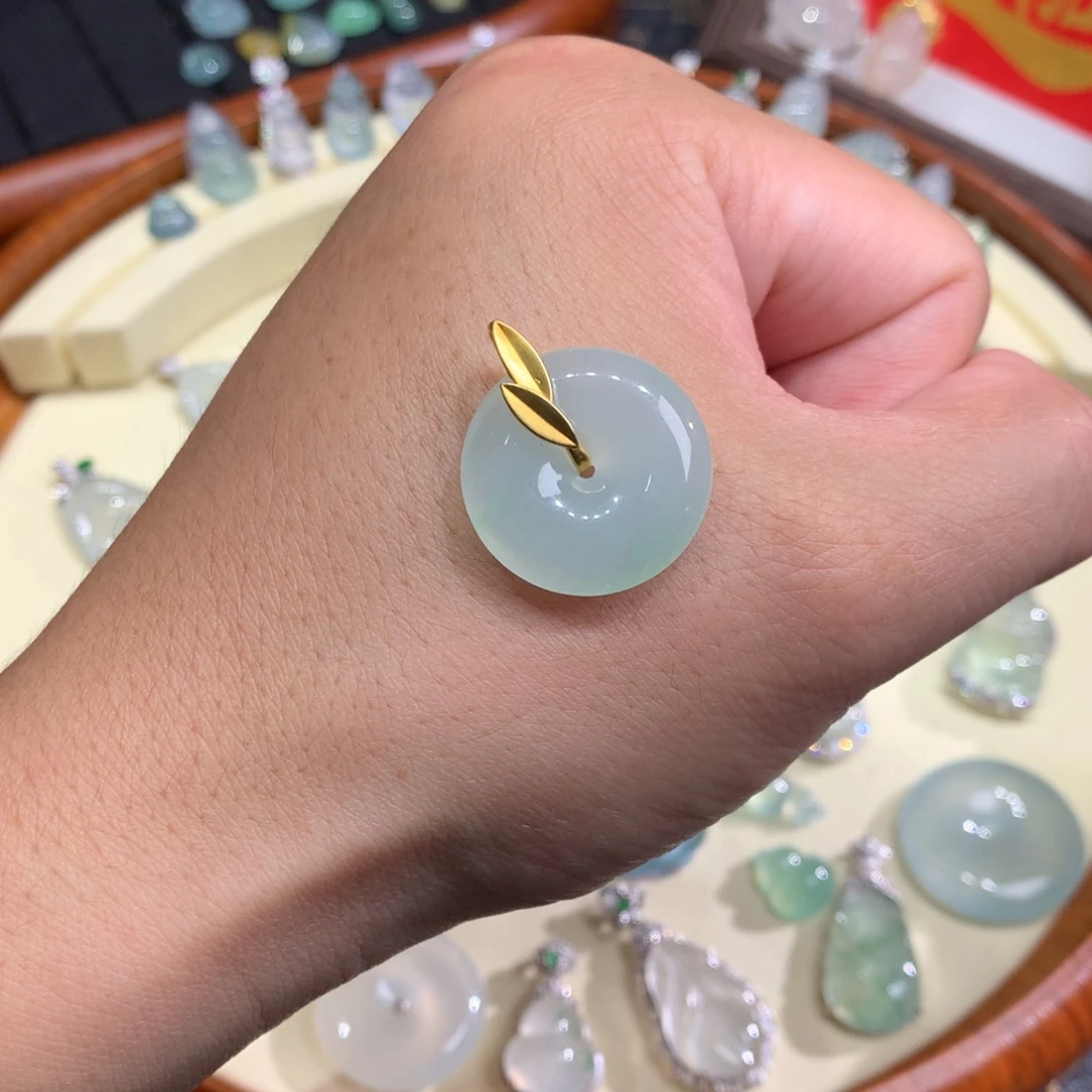 翡翠18K金镶嵌颈饰平安扣