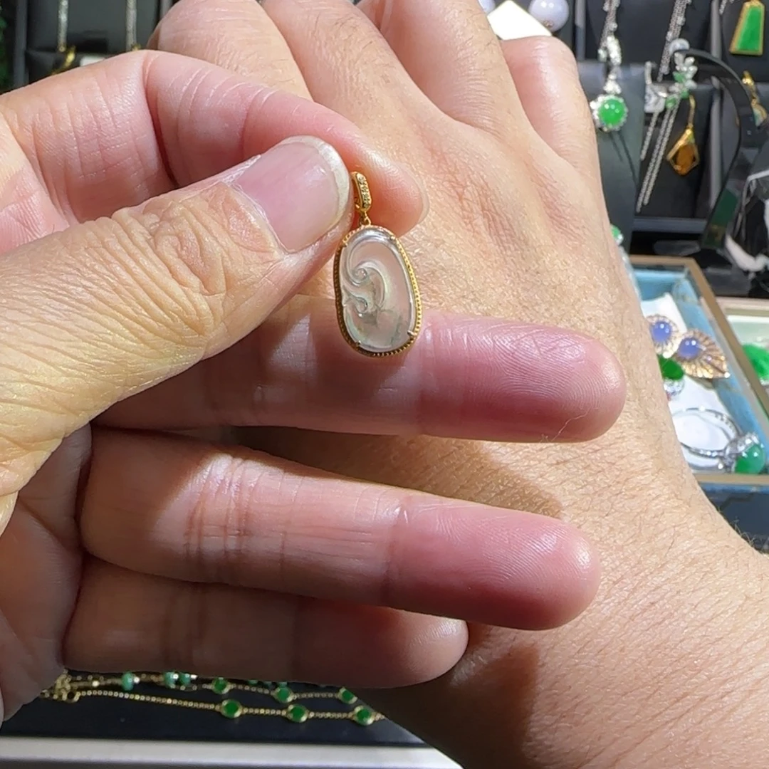 翡翠18K金镶嵌颈饰吊坠