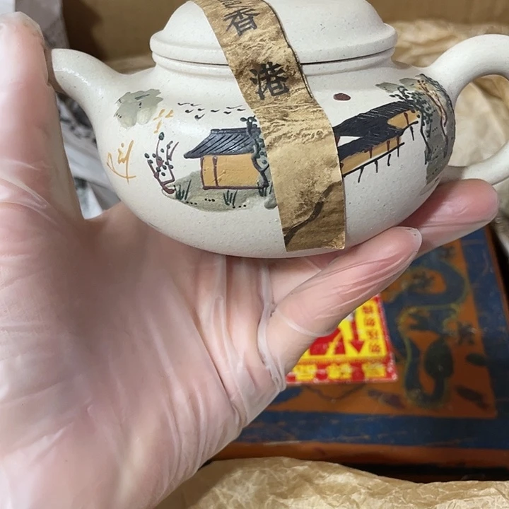 紫砂茶壶原矿泥料，手工制作的一把紫砂壶。