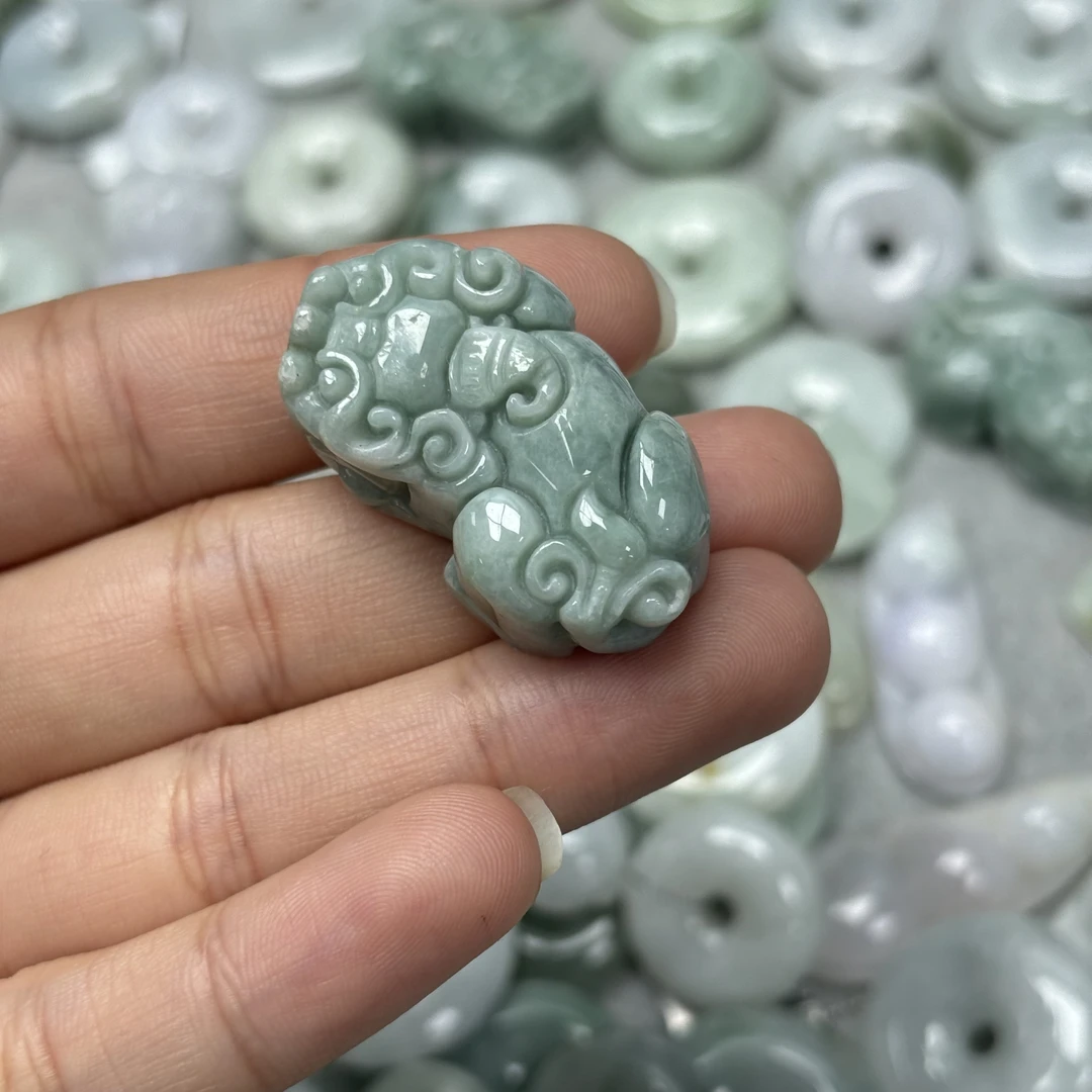 天然翡翠貔貅吊坠有纹有裂