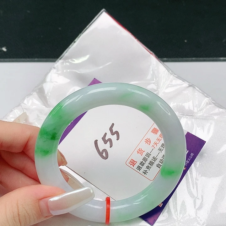 翡翠手镯（圆镯）未镶嵌快***?