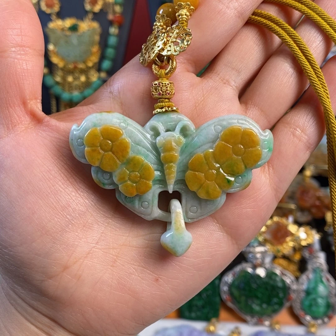 翡翠颈饰未镶嵌蝴蝶吊坠 亏清