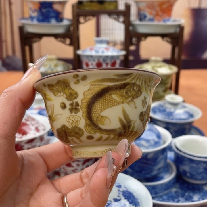 易***富陶摆件釉里金鱼藻纹主人杯