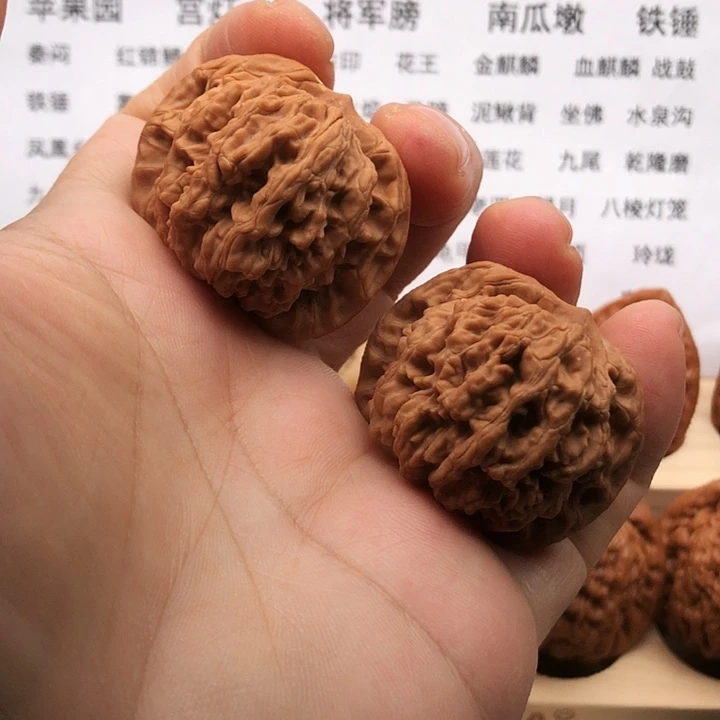 把件文玩核桃狮虎兽，边39，尖有黄点