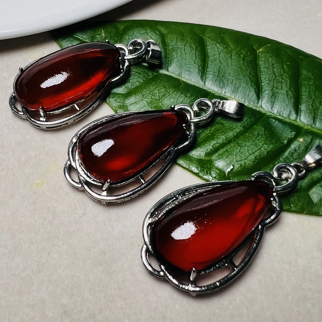 C3.血珀长水滴吊坠时尚气质小众挂坠多样性发货拍一发一