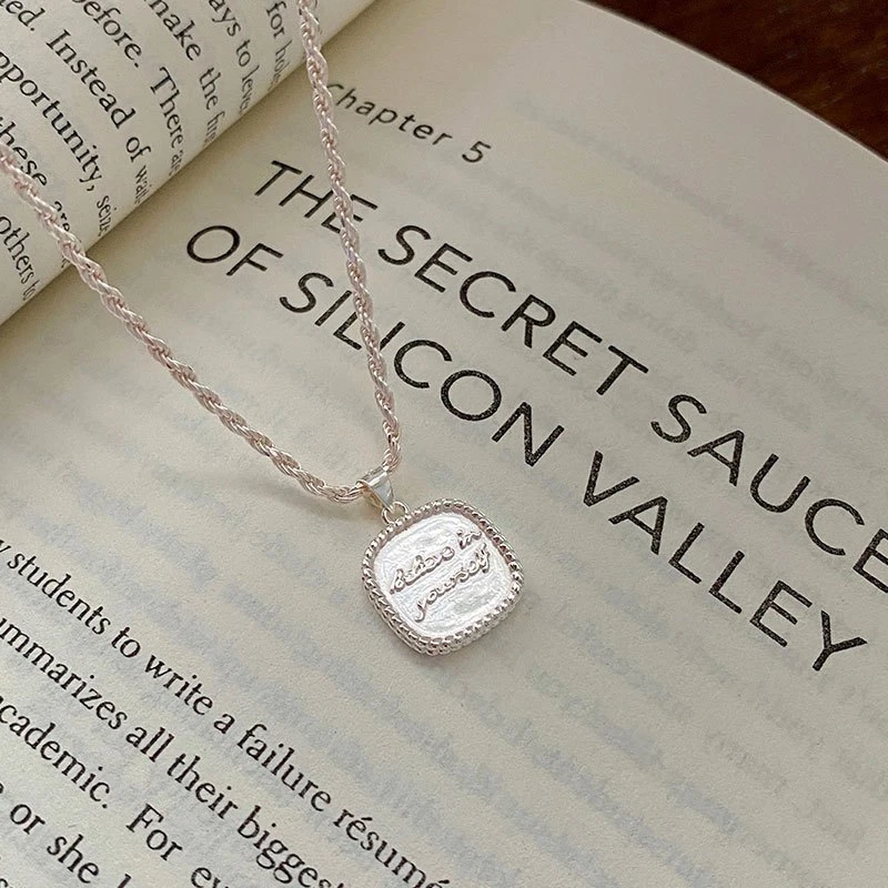 S925银冷淡风方形字母吊牌麻花链条设计的气质颈链坠链S925纯银