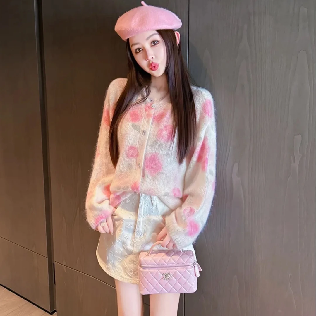 玫瑰梦境浪漫粉花印花水钻纽扣马海毛绵羊毛圆领开杉冬季休闲