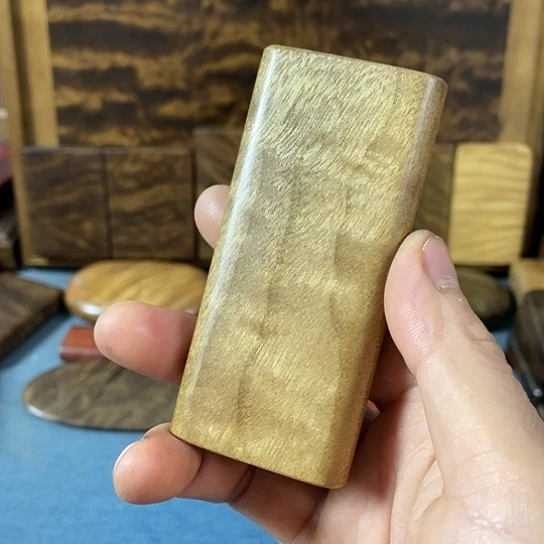 【闪购商品】贰****）金丝楠木手把件