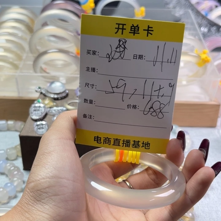 手镯玛瑙/玉髓未镶嵌浅***?