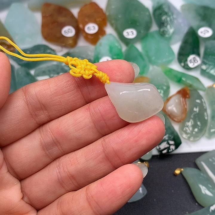 翡翠未镶嵌颈饰随型