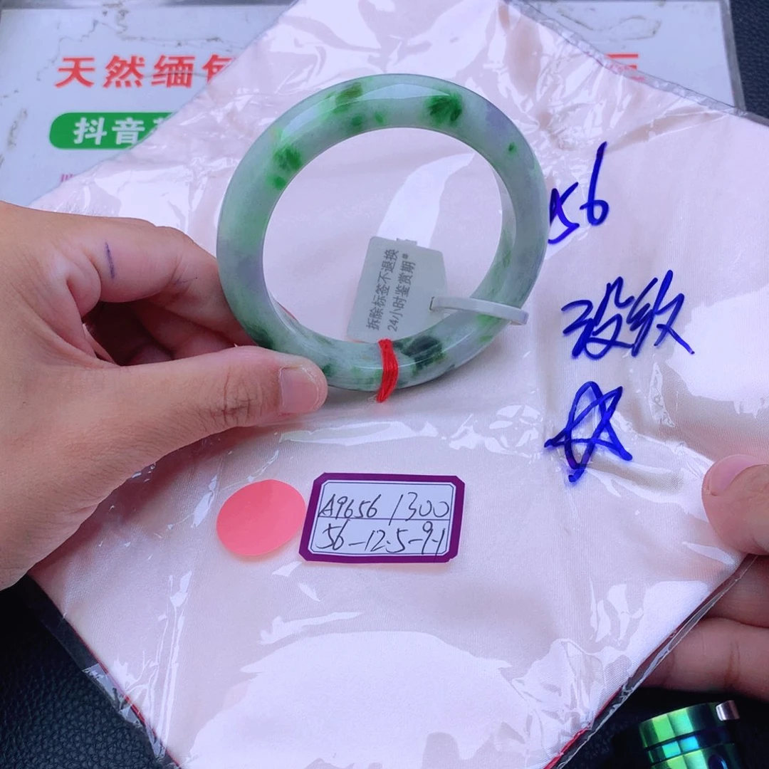 翡翠手镯未镶嵌翡翠