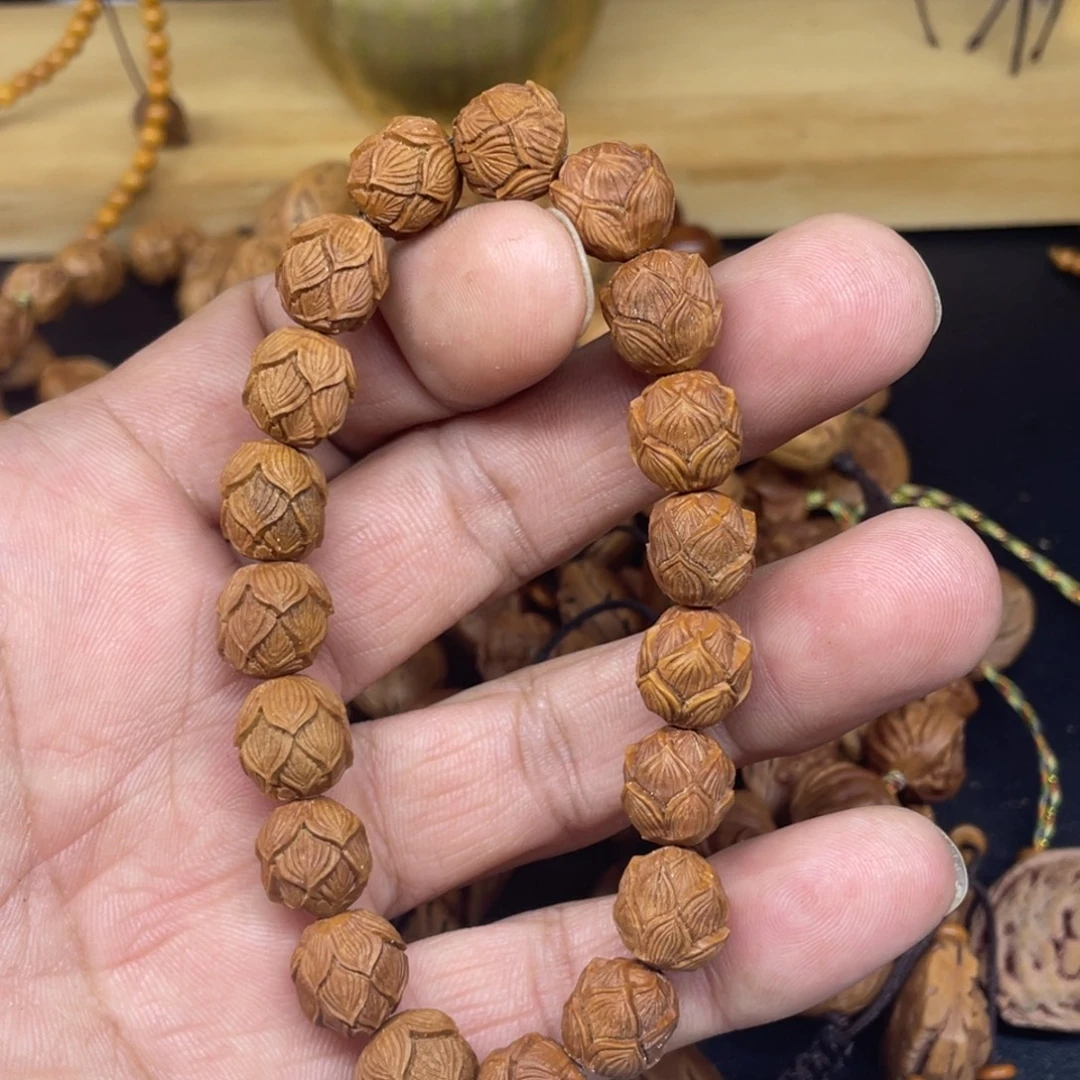 龙纹桃核雕刻莲花手串