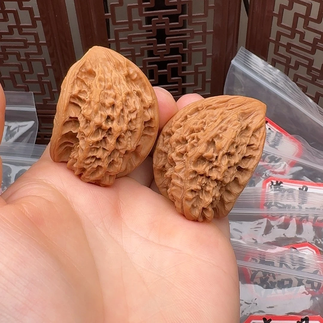 文玩核桃把件麒麟纹月牙半臂