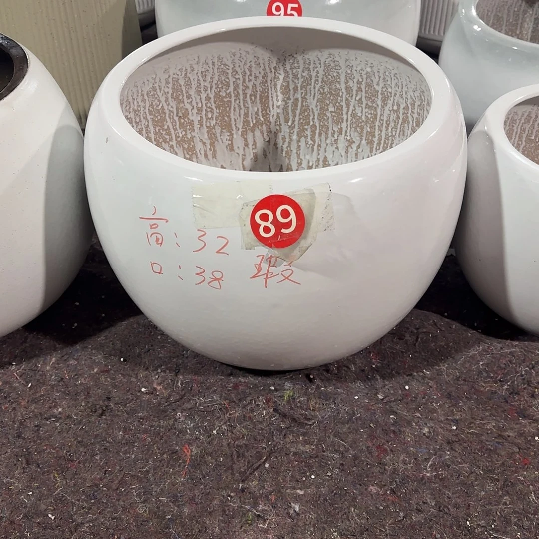 白色球球大号一个汤圆造型