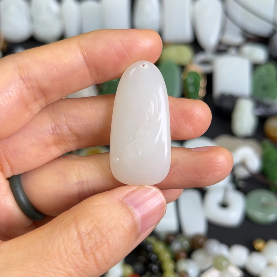 和田玉未镶嵌吊坠(赠链)