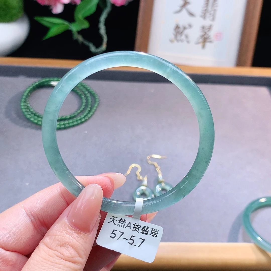 未镶嵌手镯（圆镯）翡翠
