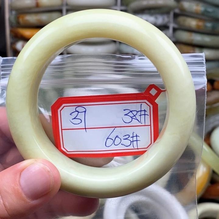 未镶嵌蛇纹石玉颈饰