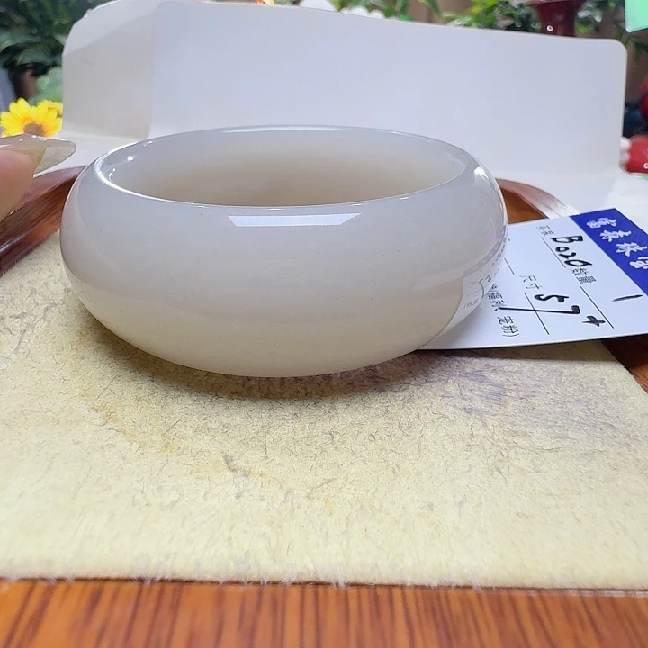 坦***对石英质玉未镶嵌手镯