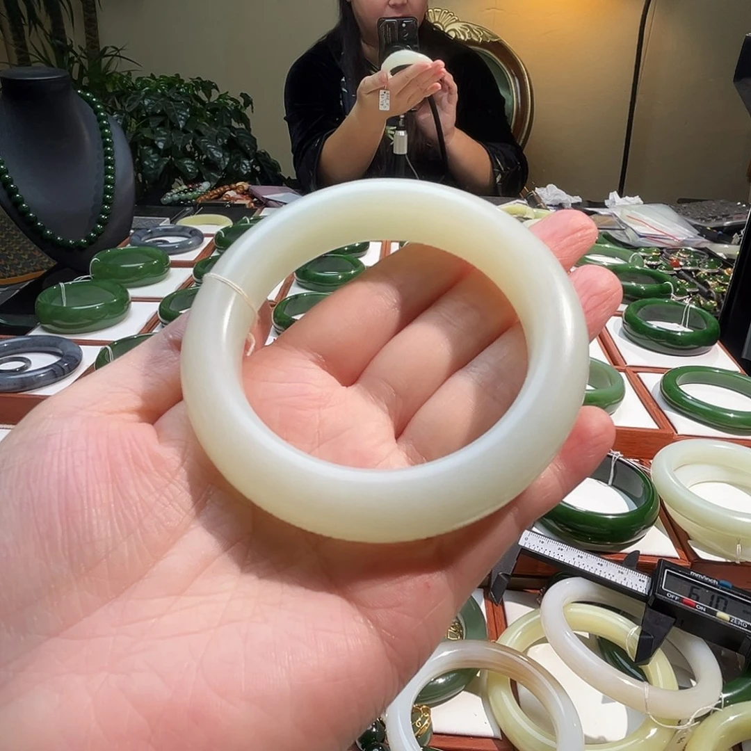 未镶嵌手镯和田玉金**青白60圈口