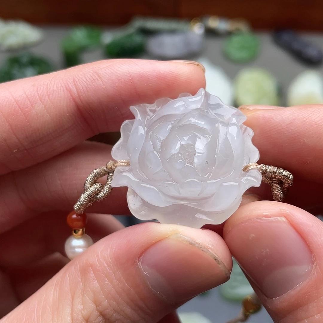 和田玉未镶嵌颈饰牡丹手牌