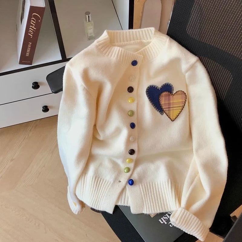 2025爱心彩扣设计针织开衫女上衣慵懒休闲百搭洋气减龄宽松显瘦春