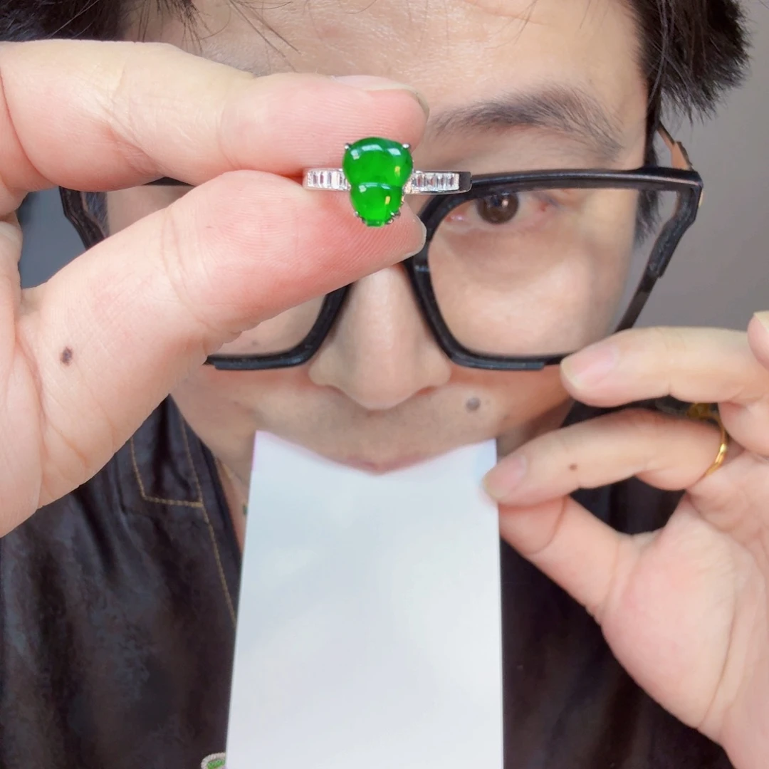 翡翠未镶嵌颈饰一件