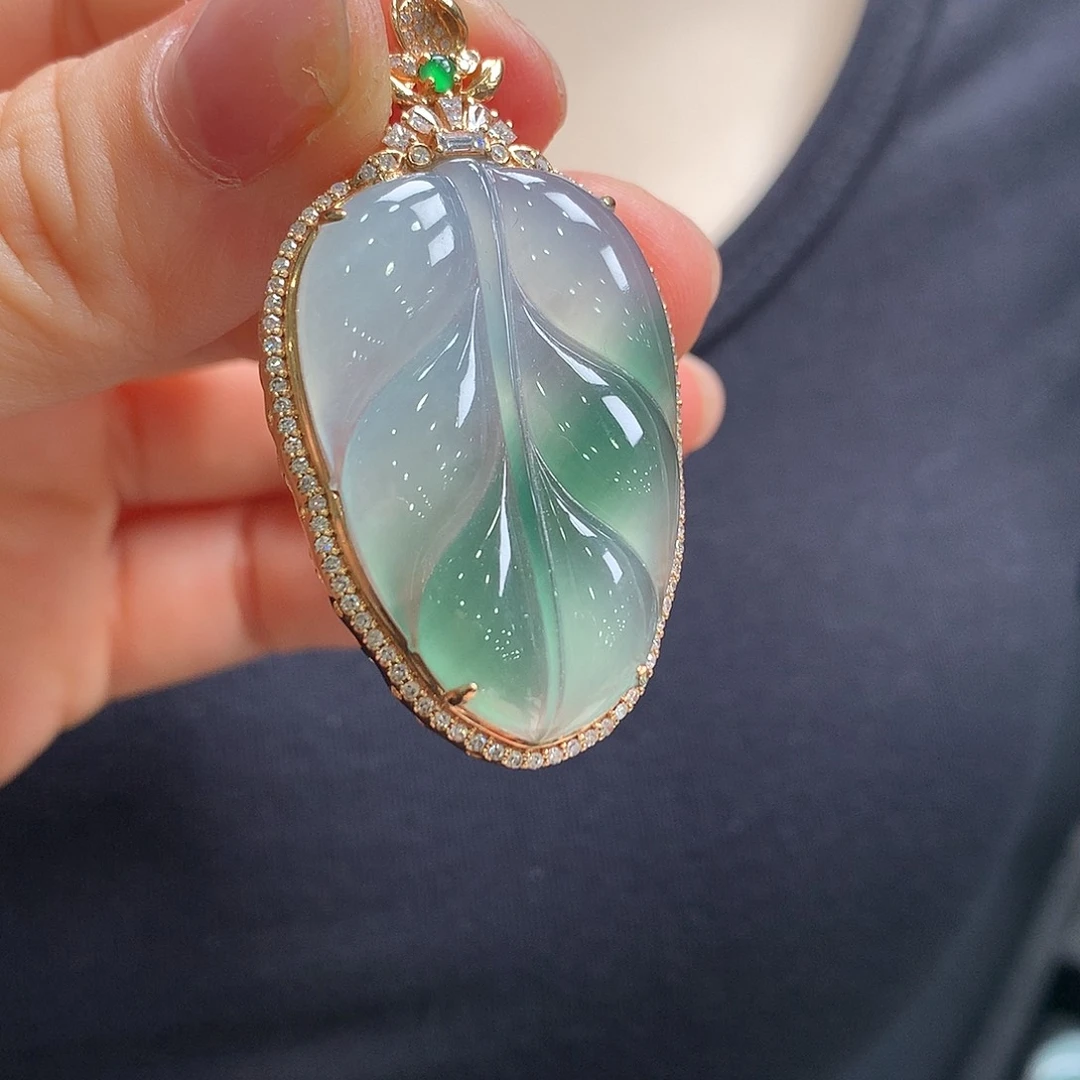 翡翠18K金镶嵌颈饰叶子