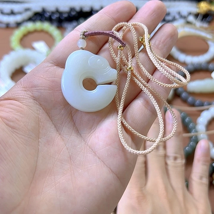 一***北吊坠(赠链)未镶嵌和田玉