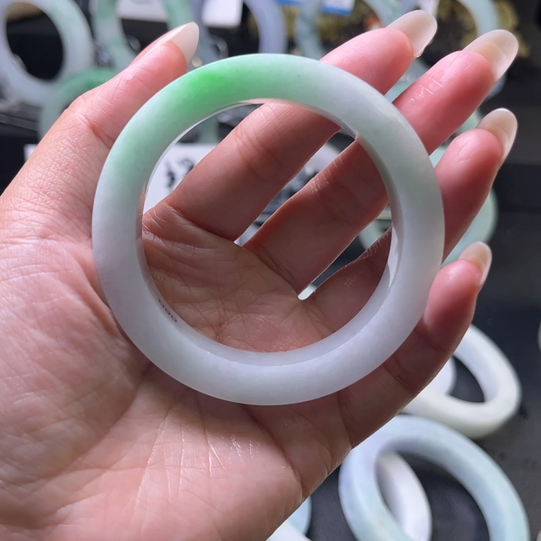 翡翠手镯未镶嵌圈