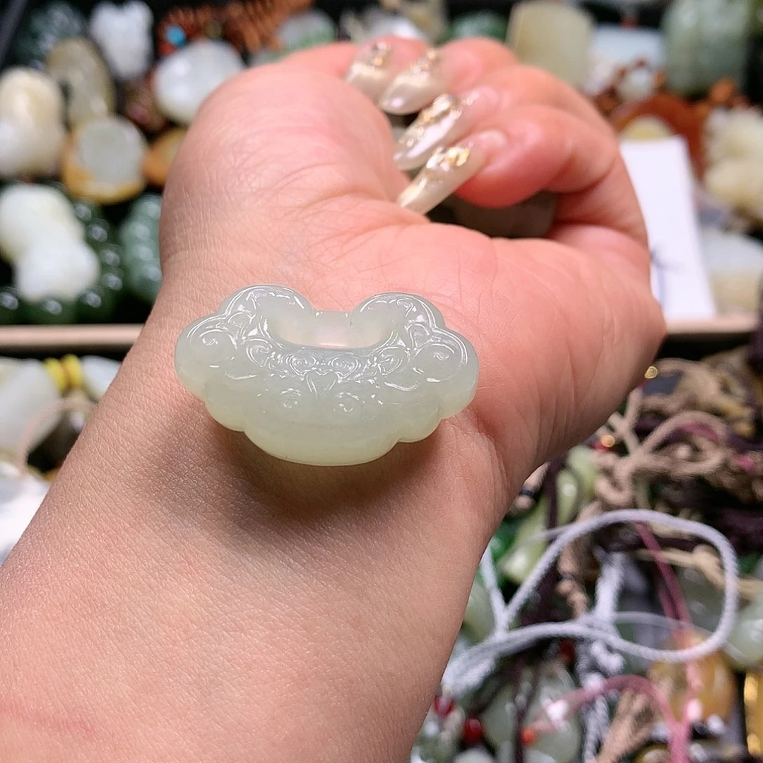 和田玉吊坠未镶嵌?