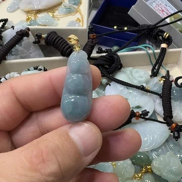 翡翠未镶嵌颈饰福豆