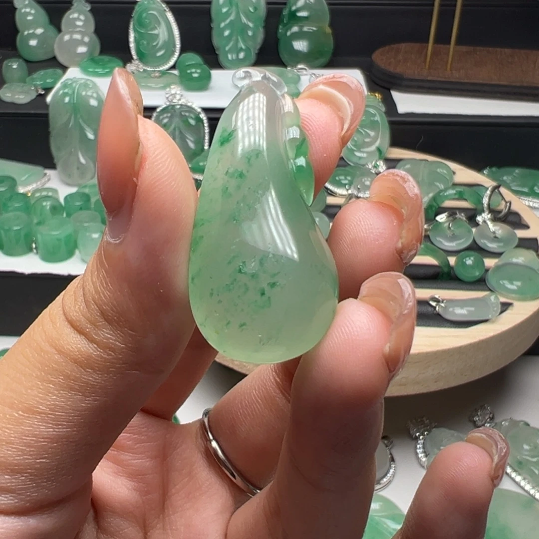 石英质玉（非洲翠）未镶嵌颈饰