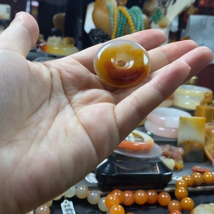 未镶嵌石英质玉（黄龙玉）手镯