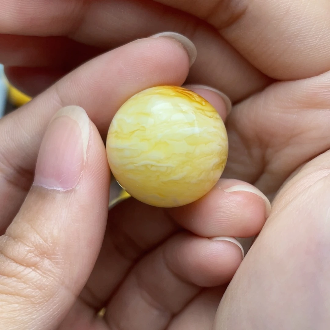 琥珀未镶嵌颈饰白蜡虎皮沁色