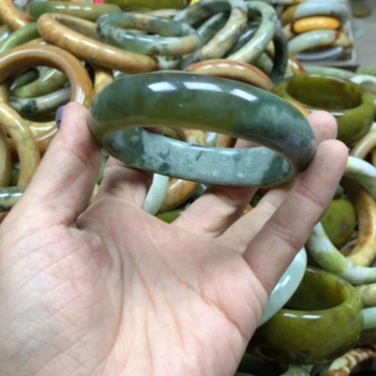 未镶嵌蛇纹石玉手镯迎***?