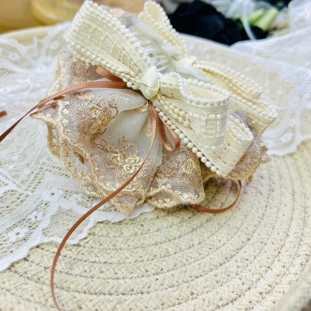 HC0396 米棕色立体玫瑰刺绣纱纱裙摆小抓夹（8cm）