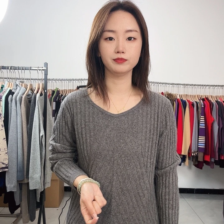 纯羊绒灰色圆领抽条135斤内