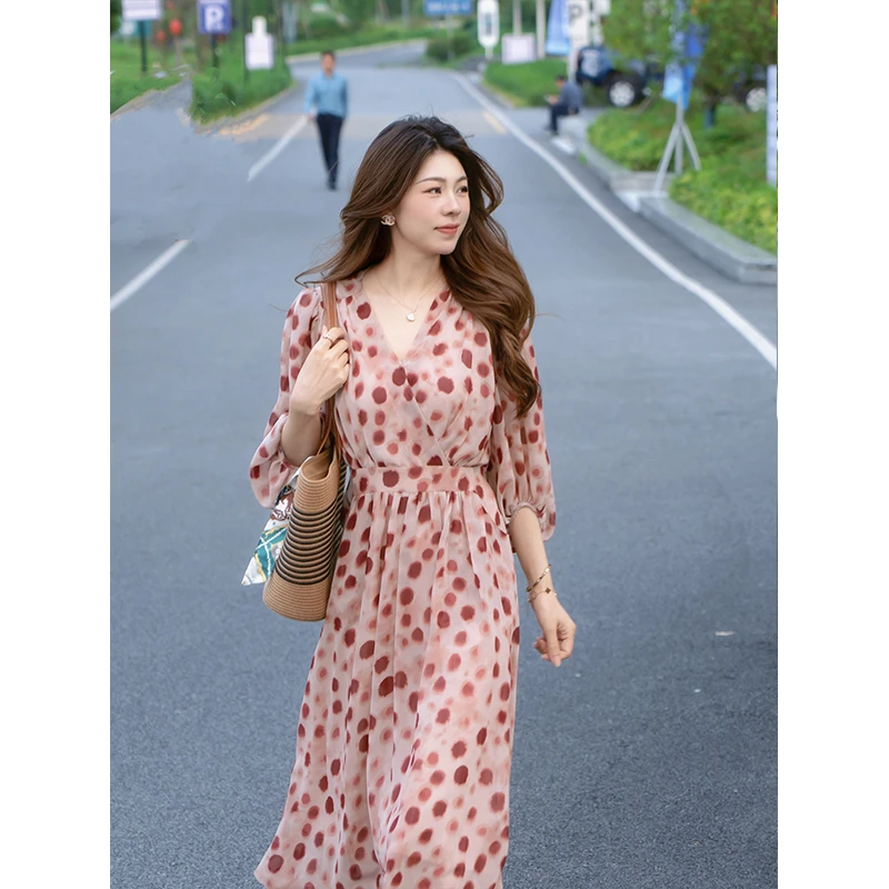 红色波点连衣裙女夏2025新款显白气质中长裙女V领灯笼袖