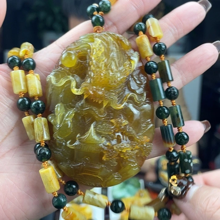 一***顺蛇纹石玉未镶嵌颈饰