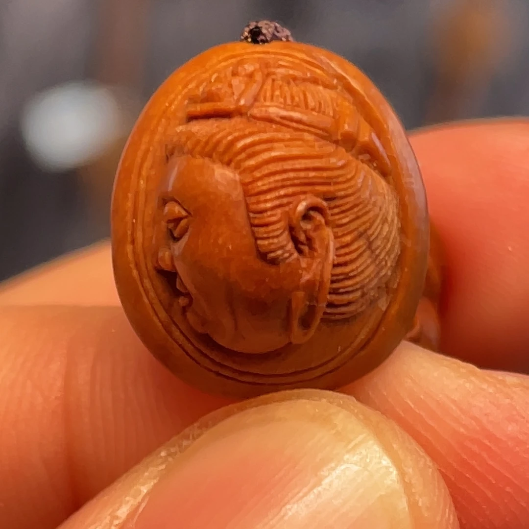 龙纹桃核佛头核雕作品