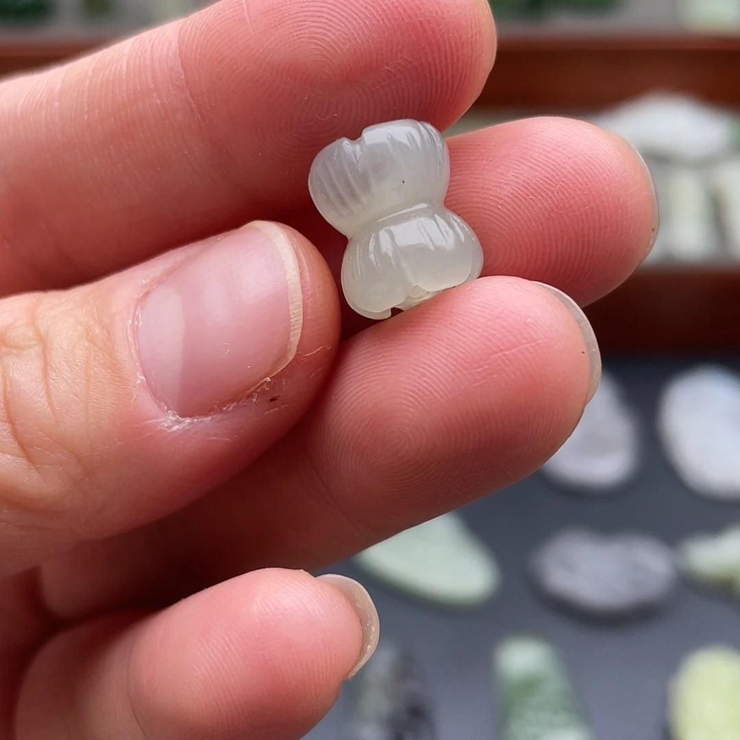 和田玉未镶嵌颈饰并蒂莲小配饰