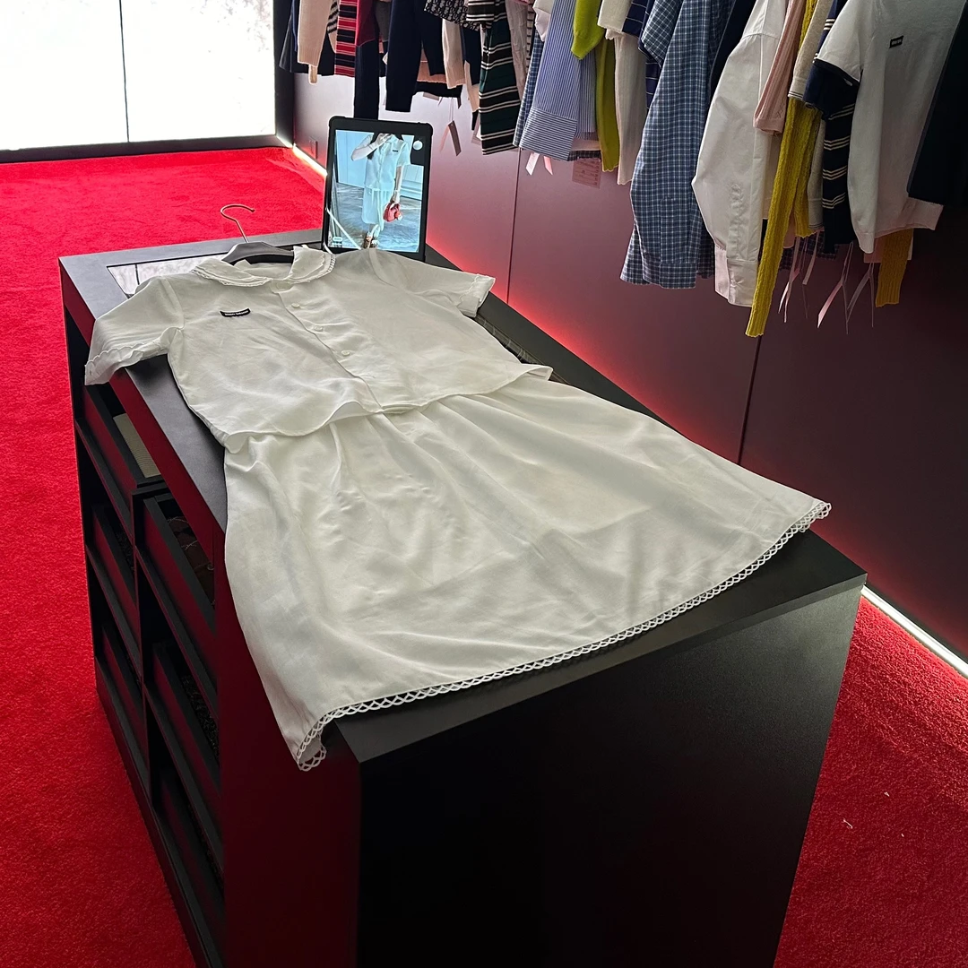 B001【缪家】高版本25N新款学院风徽标白色韩版减龄半裙