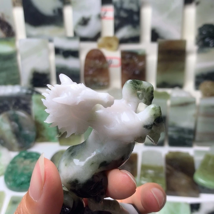 L***n独山玉未镶嵌颈饰