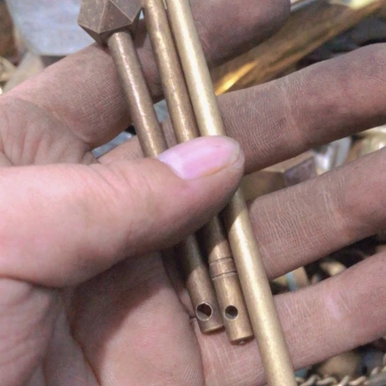 和***机闪电购铜摆件工艺品
