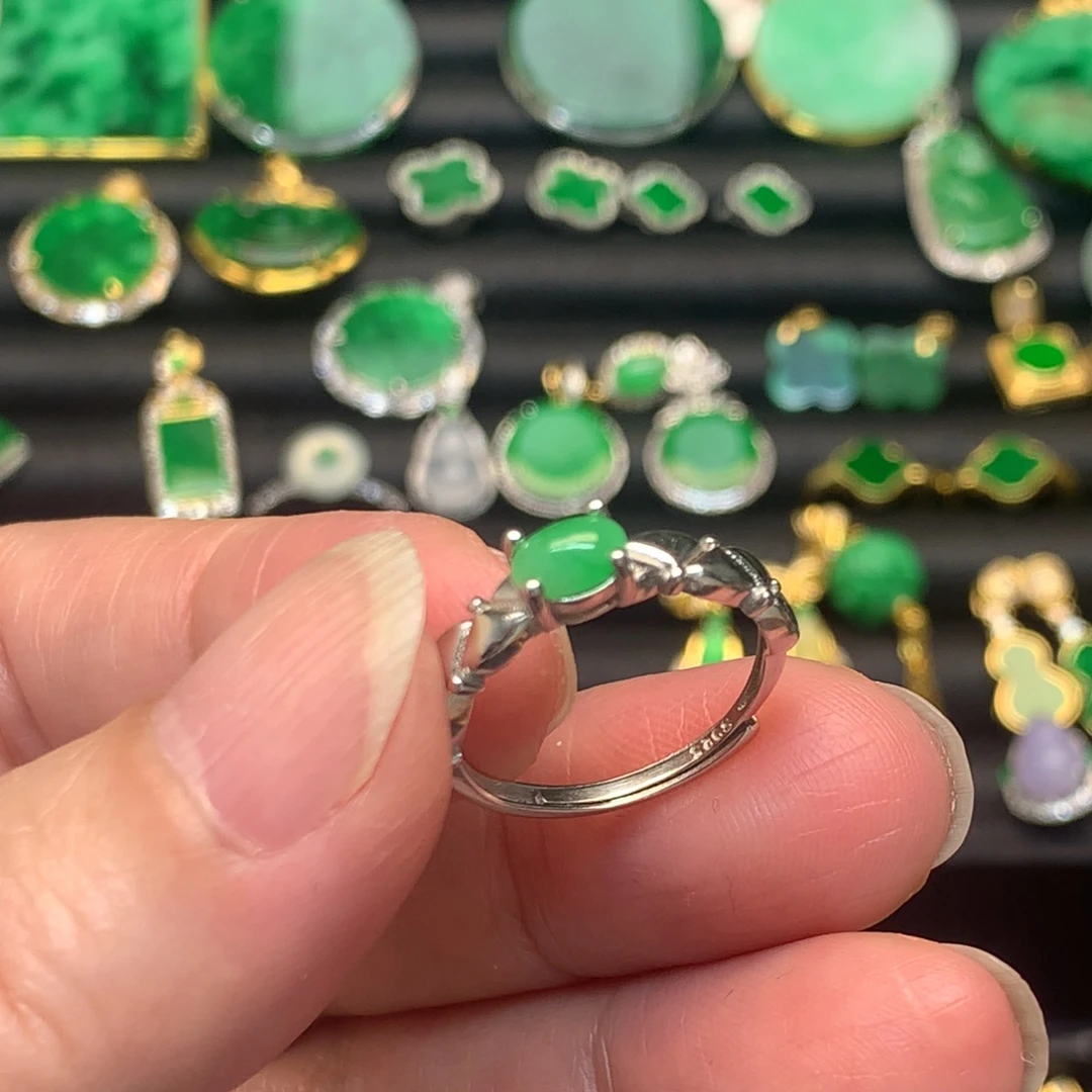 翡翠未镶嵌戒指有纹裂